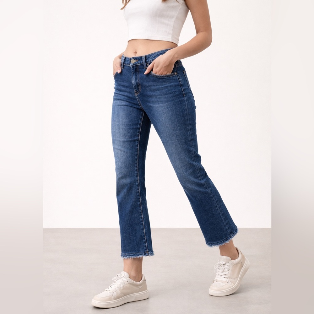 BlankNYC cosmic-high Flare Jeans 28 Crop style. B1
